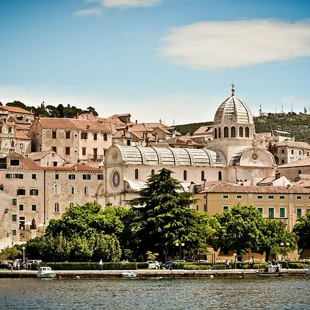 Armerun Heritage & Residences Σίμπενικ